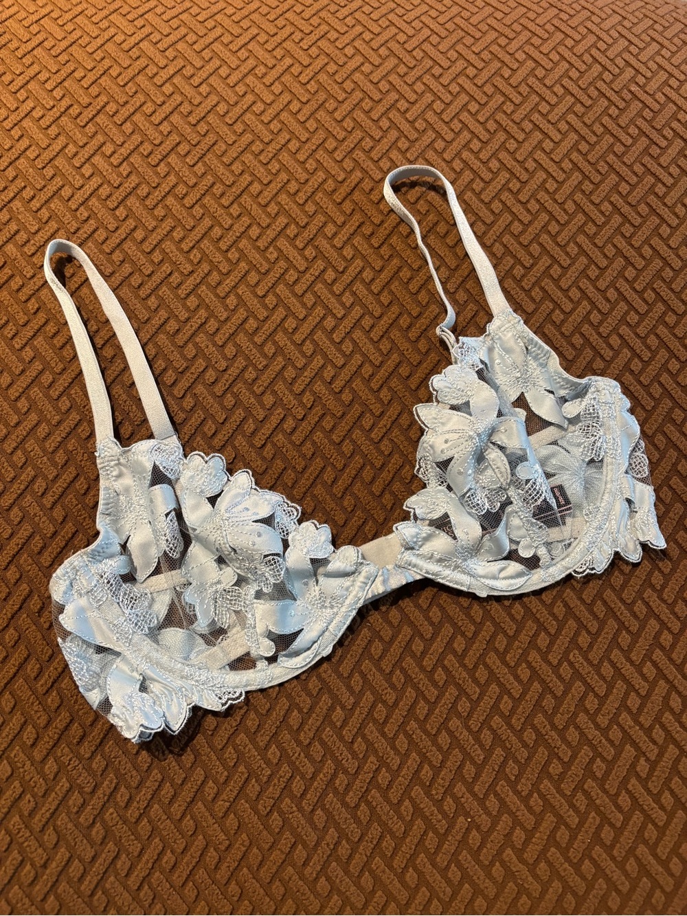 Victoria's Secret Light Blue Floral Lace Underwire Bra